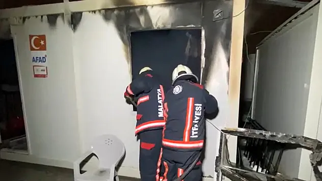 Yeşilyurt'ta Korkutan Yangın! Konteyner Kentten Dumanlar Yükseldi