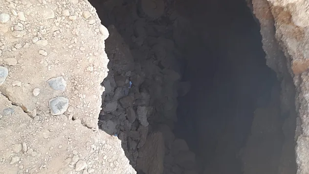 Yeşilyurt'ta Yol Çalışmasında Kaza: İş Makinesi Çukura Düştü