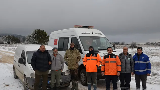 Yoğun kar yağışı Demirci'de 3 avcıyı yolda bıraktı
