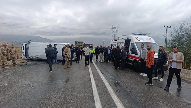 Yüksekova'da Korkutan Kaza! Öğrenci Servisi Devrildi, Çok Sayıda Yaralı Var