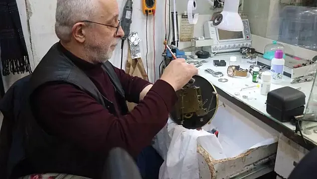 Yurt Dışı Eğitimini Bıraktı, Zamanın İzini Sakarya'da Sürdürüyor