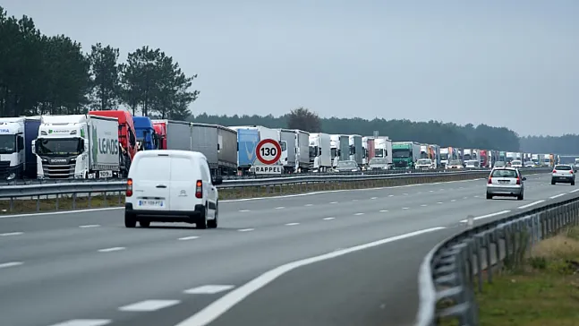 Fransa'da Akaryakıt Kaosu: Taşımacılık Sektörü Yarın Ülke Genelinde Kontak Kapatıyor!