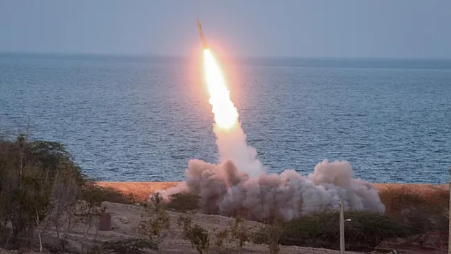 Orta Doğu'da Diplomasi ve Silahların Gölgesi: Trump'ın Erteleme Kararı Sonrası Tahran'da Patlamalar!