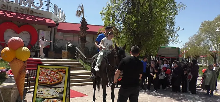 23 Nisan Ulusal Egemenlik ve Çocuk Bayramı'nda Anlamlı Etkinlik! Minikler İlk Kez At Bindi