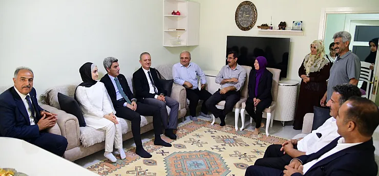 Azmi Engel Tanımadı! Karnesini İl Müdürü Bakır Takdim Etti
