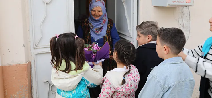 Battalgazi'de Duygulandıran Bayram Buluşması: Minikler Büyüklerin Kapısını Çaldı!