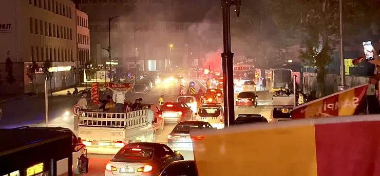 Bayrağını Alan Meydana Koştu! Malatya'da Binlerce Taraftar Sokağa İndi