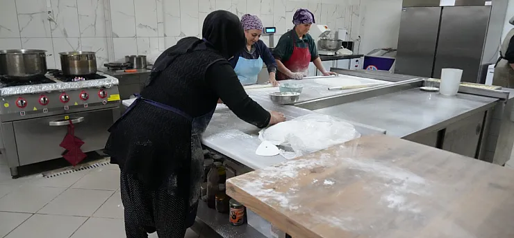 Bayram Sofralarına Kadın Eli Değiyor: Malatya'nın Geleneksel Tatlılarında Sipariş Rekoru!