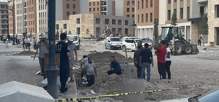 Çalışma Sırasında Patladı! Malatya'da Cadde Yaya Ve Araç Trafiğine Kapatıldı
