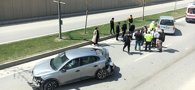 Çevreyolunda Korkutan Kaza! Otomobil Refüje Savruldu, Yaralanan  Olmadı