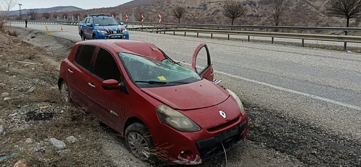 Doğanşehir'de Yağış Kazayı Getirdi! Otomobil Şarampole Devrildi