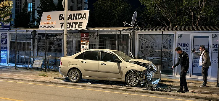 Güney Kuşak Yolu'nda Feci Kaza! Otomobillerden Biri İş Yerine Girdi