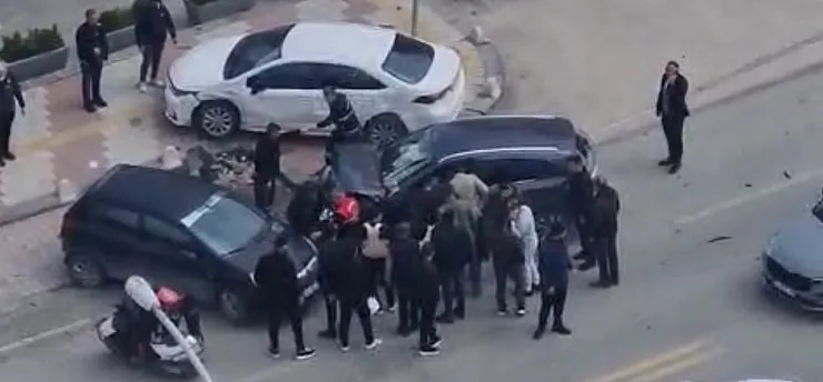 Güngör Caddesi'nde Kontrolden Çıkan Otomobil Duramadı Araçlara Çarptı!