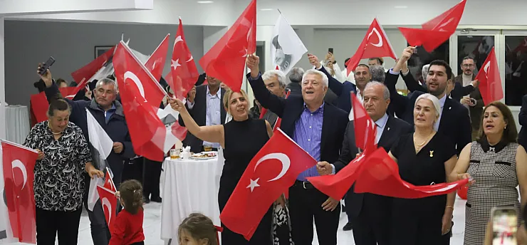 Hekimhan'da Cumhuriyet Gecesi! Türk Bayraklarıyla Salonları Doldurdular