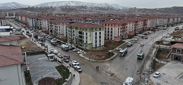 İkizce Deprem Konutlarında Bayram Mesaisi! Yollar Yıkandı, Molozlar Kaldırıldı!