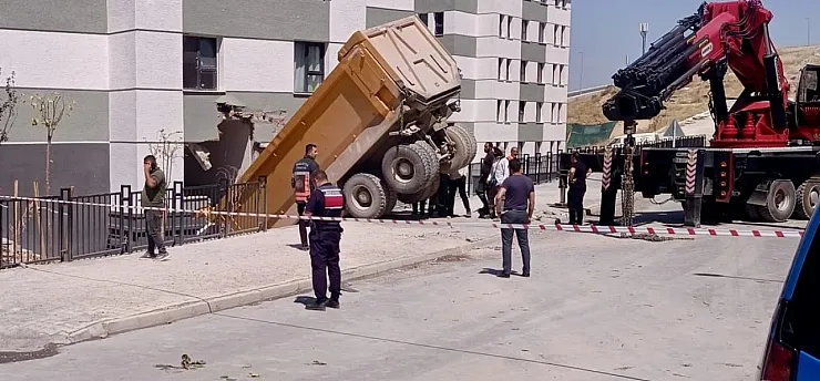 İkizce TOKİ'de Faciadan Dönüldü! Kontrolden Çıkan Kamyon Apartman Duvarına Çarptı