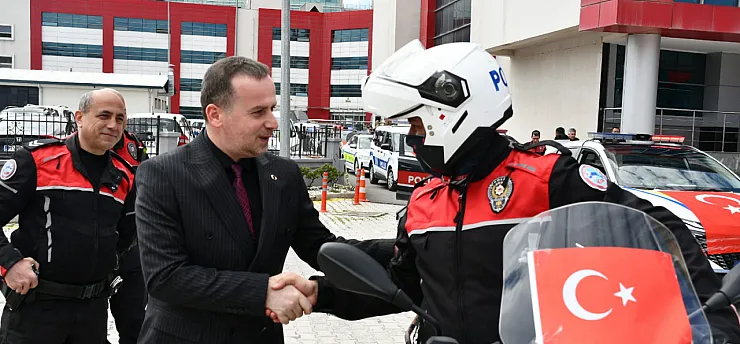 MAGİNDER Başkanı'ndan Polislere Sürpriz Kutlama!