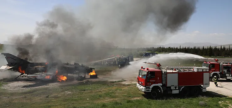 Malatya 7. Ana Jet Üssü'nde Alarm! Alevlere Saniyeler İçinde Müdahale