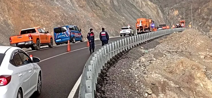 Malatya-Adıyaman Yolunda Korkutan Heyelan! Dev Kayalar Yolu Kapattı!