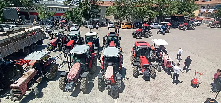 Malatya Arguvan'da Çiftçilerden TMO Fiyatlarına Tepki! Traktör Konvoyuyla Meydana İndiler