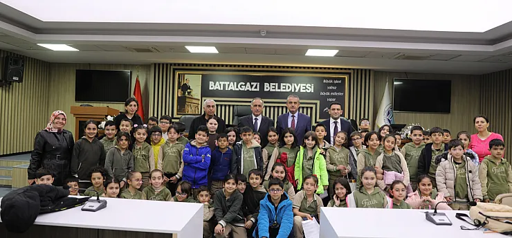 Malatya Battalgazi Belediye Meclisi'nde Özel Konuklar: Fatih İlkokulu Öğrencileri Şehir Yönetimini Öğrendi
