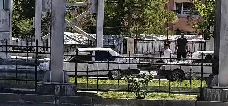Malatya Çevreyolu'nda Tehlikeli Yöntem! Kaputun Üzerine Çıkıp Aracı İtti