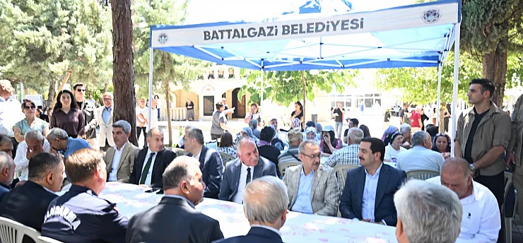 Malatya'da Anlamlı Muharrem Programı! Vatandaşlar Aynı Sofrada Buluştu