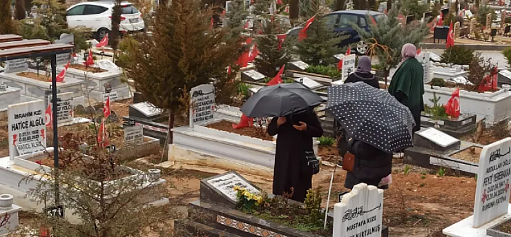 Malatya'da Bayramın İlk Durağı Deprem Şehitliği: Gözyaşları Yağmura Karıştı!