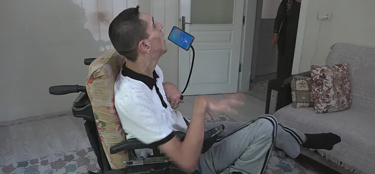 Malatya'da Burnuyla Telefon Kullanıyor! Hikayesi Dikkat Çekiyor