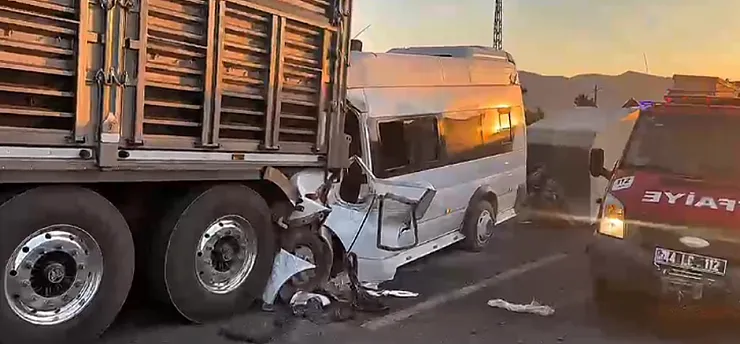 Malatya'da Can Pazarı! Tarım İşçilerini Taşıyan Minibüs TIR'a Çarptı