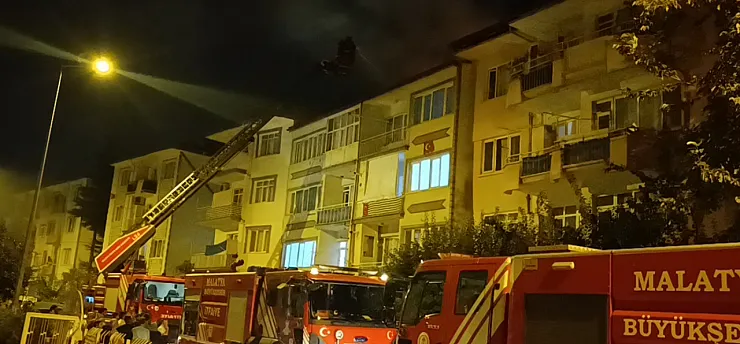 Malatya'da Çatı Yangını Paniği! 4 Katlı Binada Hasar Oluştu