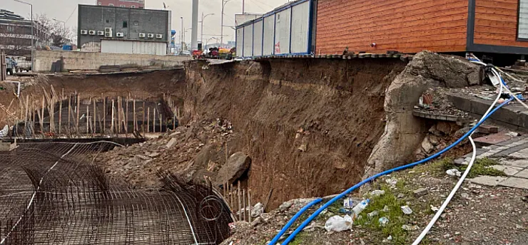 Malatya'da Çevreyolu'nda İnşaat Temeli Çöktü, Yol Kenarı Boşaltıldı!