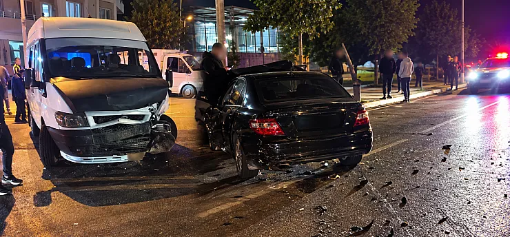 Malatya'da Feci Çarpışma! Minibüs Yan Yattı
