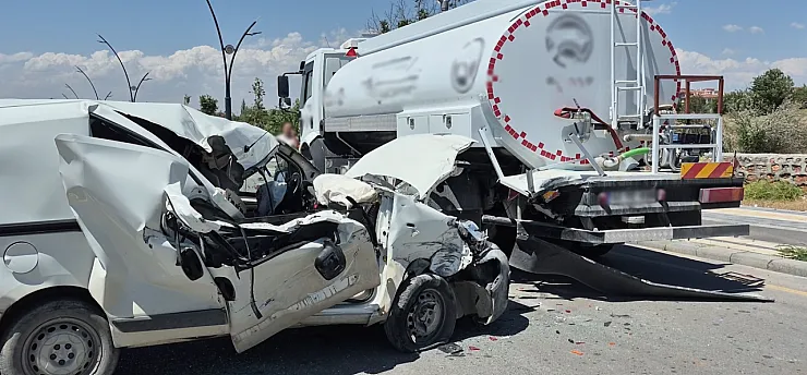 Malatya'da Feci Kaza! Su Tankerine Çarpan Araç Hurdaya Döndü, Sürücü Yoğun Bakıma Alındı