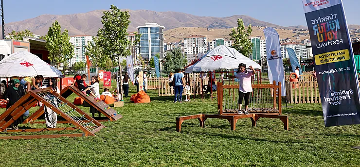 Malatya'da Festivalin 8. Gününde Renkli Görüntüler! Çocuklar Geleneksel Sporları Denedi