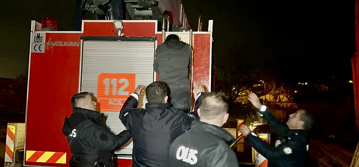 Malatya'da Hırsızların Çatıdaki Tehlikeli Kaçışı: İtfaiye Sepetiyle Emniyete Götürüldüler!