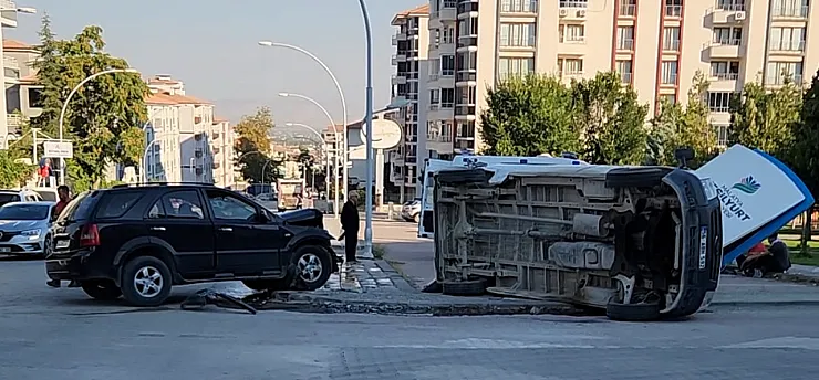 Malatya'da İki Araç Çarpıştı, Minibüs Devrildi! 4 Kişi Yaralandı