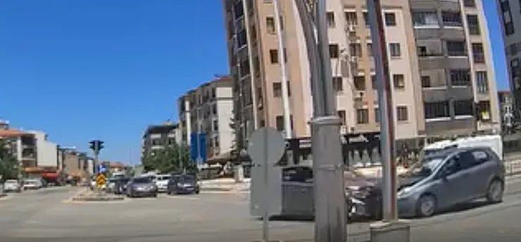 Malatya'da İki Otomobil Kavşakta Çarpıştı