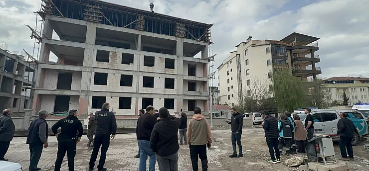 Malatya'da İnşaatta Çatıya Çıkan İşçi Güçlükle İkna Edildi!