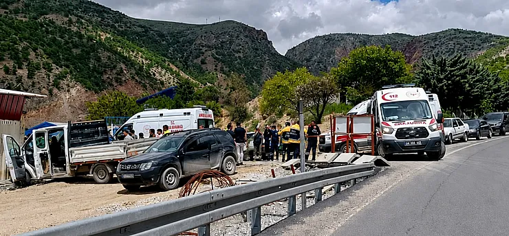 Malatya'da Kamyonet Şantiyeye Daldı! Prefabrik Duvara Çarparak Durabildi
