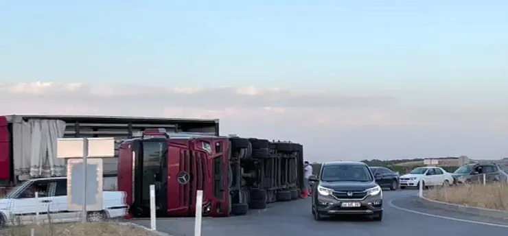 Malatya'da Kayısı Yüklü Tır Devrildi! Yol Kayısılarla Doldu