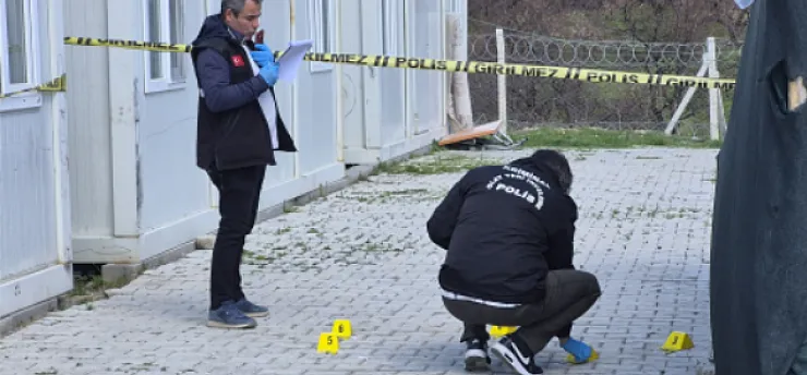 Malatya'da Konteynerkentte Bacanağını Vururken Eşini de Yaraladı!