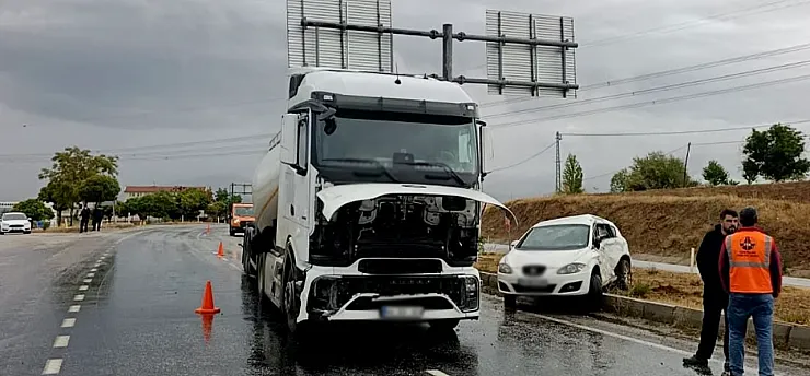 Malatya'da Korkutan Kaza! Tır ve Otomobil Çarpıştı