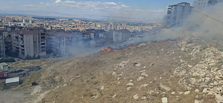 Malatya'da Kuru Ot Yangını Paniği! Mahalle Duman Altında Kaldı