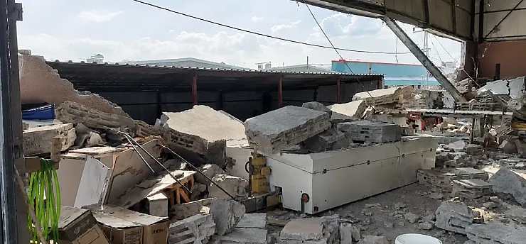 Malatya'da Kuvvetli Rüzgârın Ardından Mobilya İşletmesinde Duvar Yıkıldı!