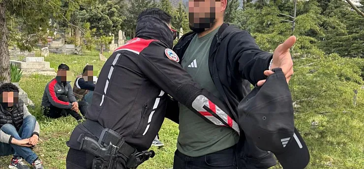 Malatya'da Mezarlık Çevresinde Dikkat Çeken Denetim! 77 Kişi Sorgulandı
