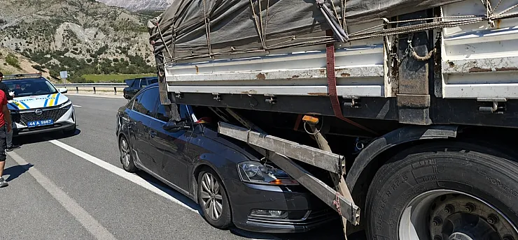 Malatya'da Mucize Kurtuluş! Otomobil TIR'ın Altına Girdi, Sürücü Yara Almadan Çıktı