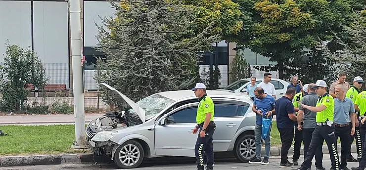 Malatya'da Otomobil Direğe Çarptı! 4 Yaralı