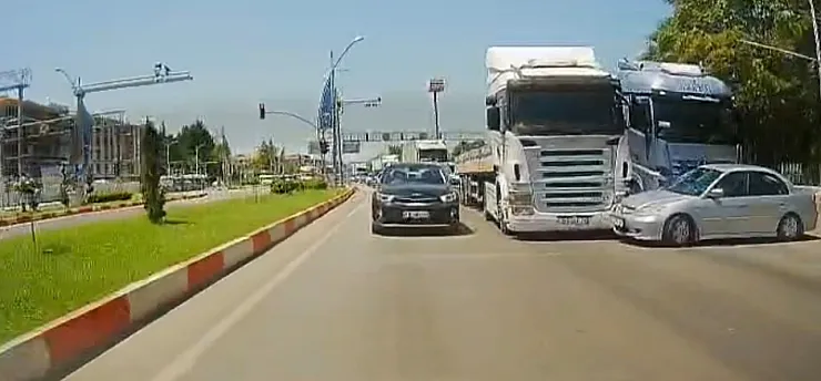 Malatya'da Otomobil Tırın Önünde Sürüklendi, Facia Kıl Payı Atlatıldı!