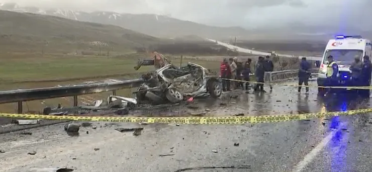 Malatya'da Otomobil Tırla Çarpıştı: 3 Kişi Hayatını Kaybetti 1 Kişi Yaralandı!